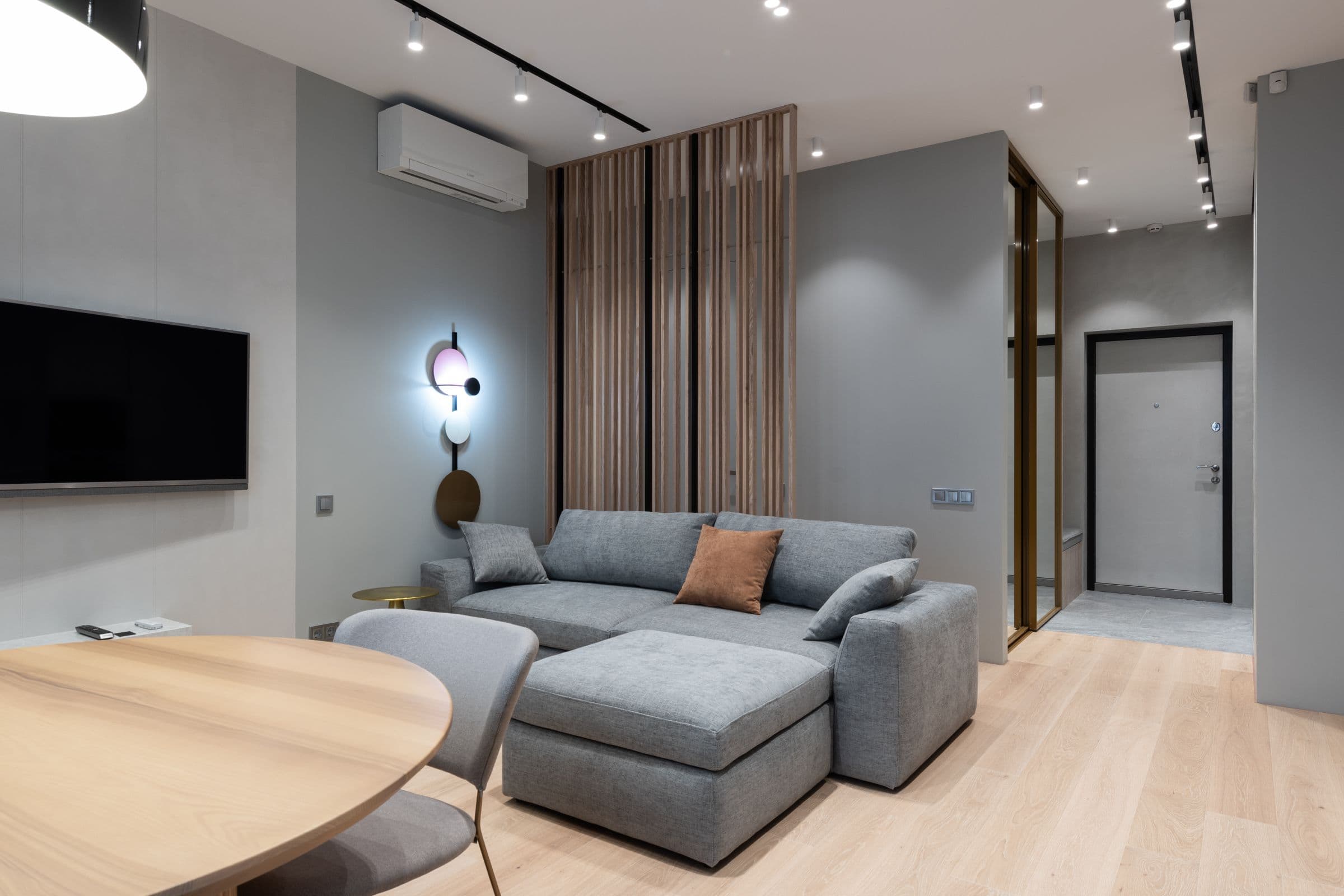 Dnevni boravak savremenog gradskog apartmana